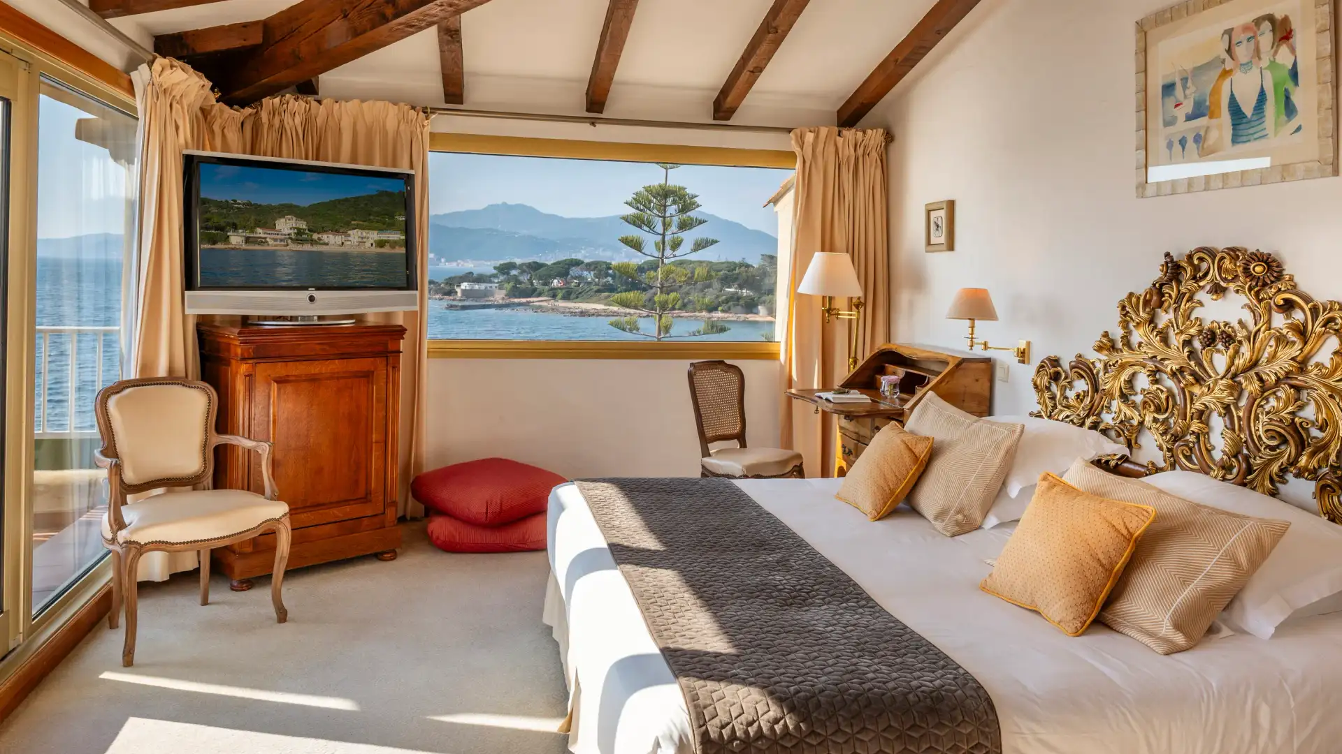 Chambre avec lit double, télévision, vue sur la mer et montagnes, et mobilier ancien